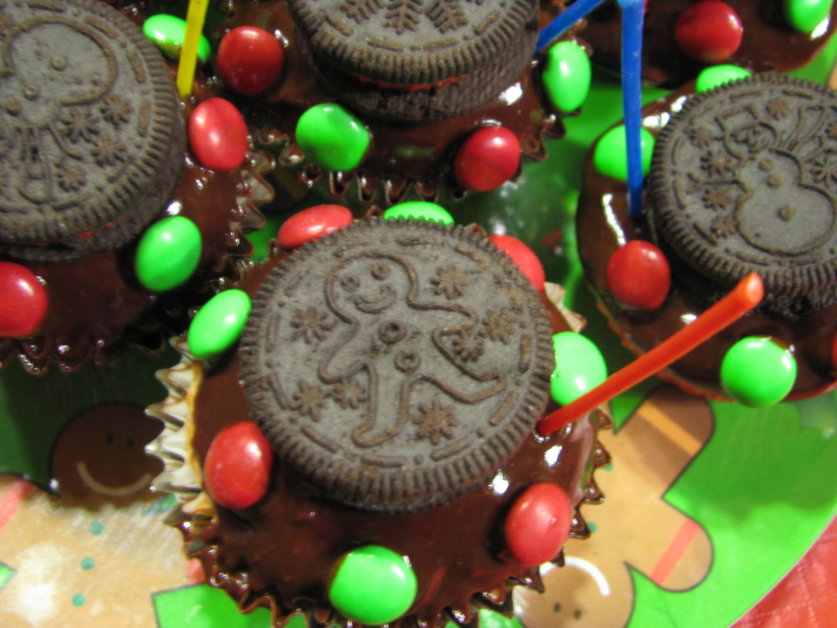 Christmas Oreo Cupcakes with Easy Chocolate Frosting: See directions below.