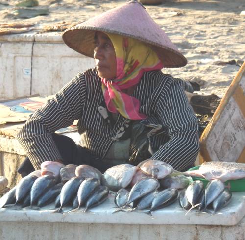 Selling fish at Jimbaran seafood market
