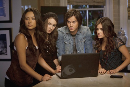 The search for evidence is heating up on "Pretty Little Liars."