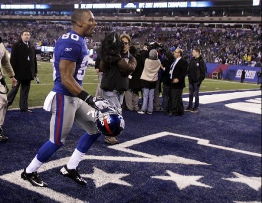 New York Giants wide receiver Victor Cruz (80) runs off the field following their during NFL football game against the Dallas Cowboys Sunday, Jan. 1, 2012, in East Rutherford, N.J. The Giants defeated the Cowboys 31-14.(AP Photo/Kathy Willens)