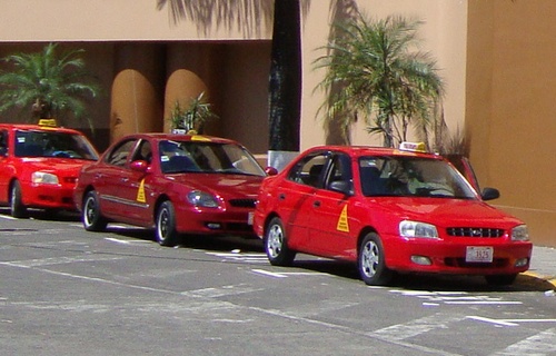 The registered, licensed cabs in Costa Rica are red.  Pirate taxis come in many colors.  Be safe and use a licensed cab.  You don't necessarily get a better deal with "piratas," as they are called.