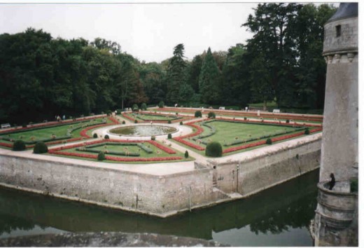 The landscaped garden is in full harmony with the architecture of the chateau. The landscaped garden is in full harmony with the architecture of the chateau.