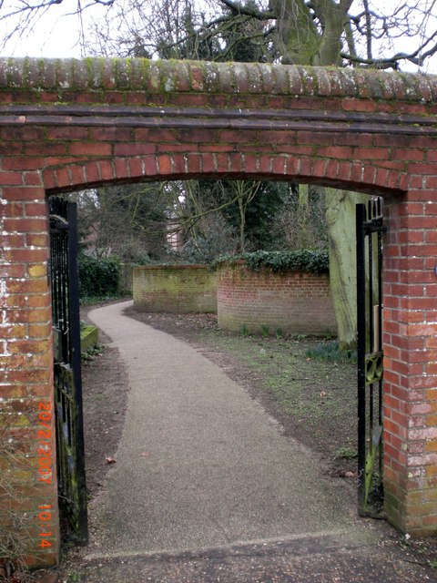 Riverside Walk, archway adjacent to Pull's Ferry