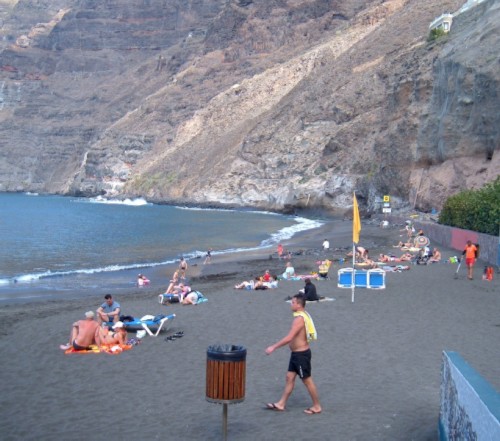 Los Gigantes beach. Photo by Steve Andrews