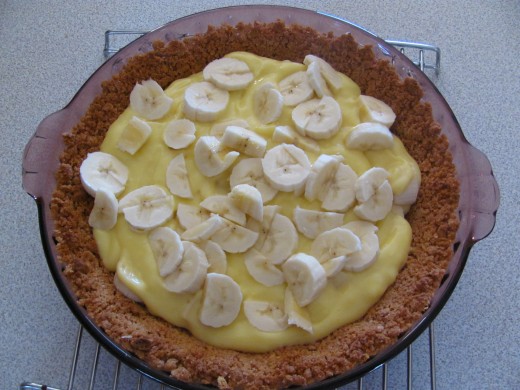 slice 1 1/2 bananas on top of filling