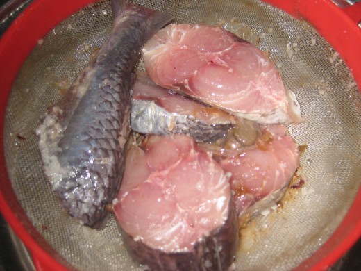 Separate raw ingredients, like fish, from vegetables or cooked dish to avoid contamination (Photo by Travel Man)