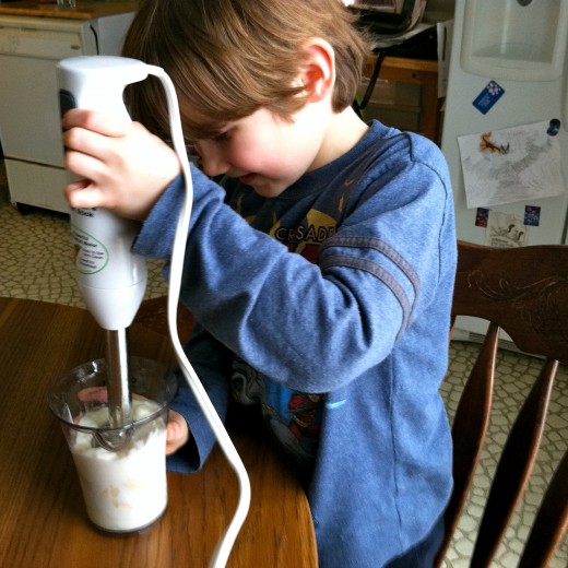 Using immersion blender to make banana yogurt