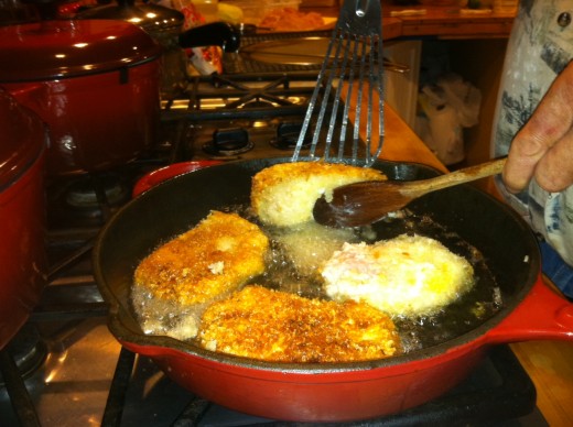 Tunning Tonkatsu (pork cutlets) cook to goloden brown and turn