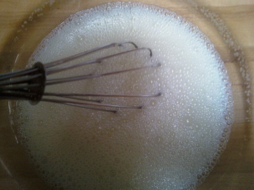 Mixing the milk and sugar with a whisk for two minutes. 