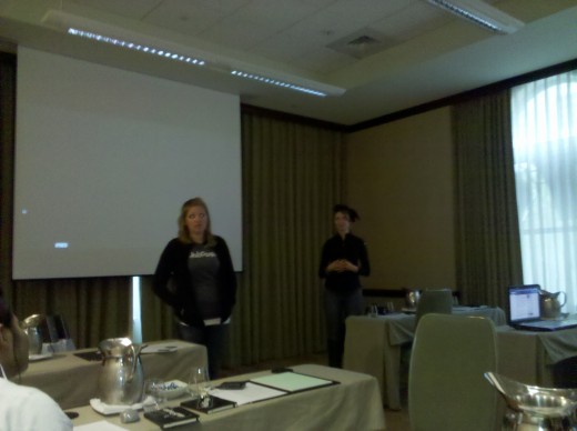 Robin Edmondson and Simone Smith Teaching Hubbers Useful Tips at HubCamp Boston.