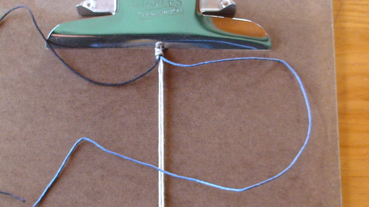 Step 3  Pass right cord (blue) overtop of anchor cords.