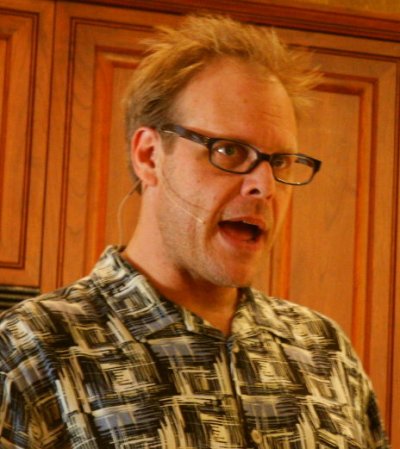 Alton Brown, as seen on TV. Source: Wikimedia Commons, CC BY 2.0, http://www.flickr.com/photos/verybigjen