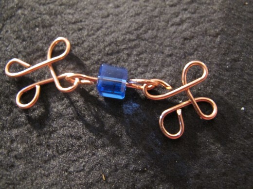 Hook each end of the bead link to a clover link and close the loops.