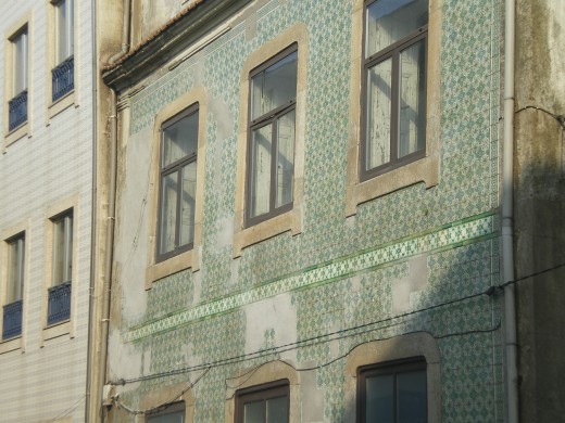 Detail of the tiles applied on the walls of the houses