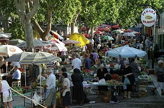 Fresh vegetables, fruits, barbecued chicken, meat, shoelaces, liqueurs, hand knit items, dried fruits, homemade cheese rounds and home baked specialties are just among the few things you can find to buy at the Splitski pazaar (Split Bazaar)!