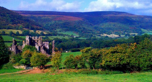Llhanthony Priory lies within the Vale of Ewyas, a former Augustinian Priory offering good views atop a glacial formed valley.