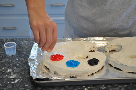 Use the decorator's gel to fill in the circles to make paint on the artist palette.