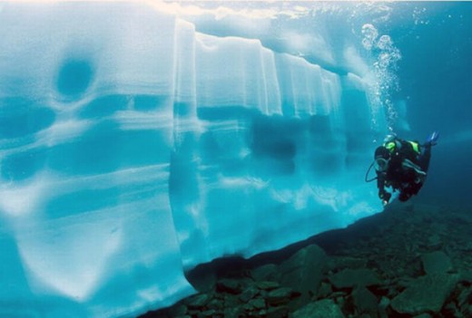 Diving along an ice wall - Beautiful