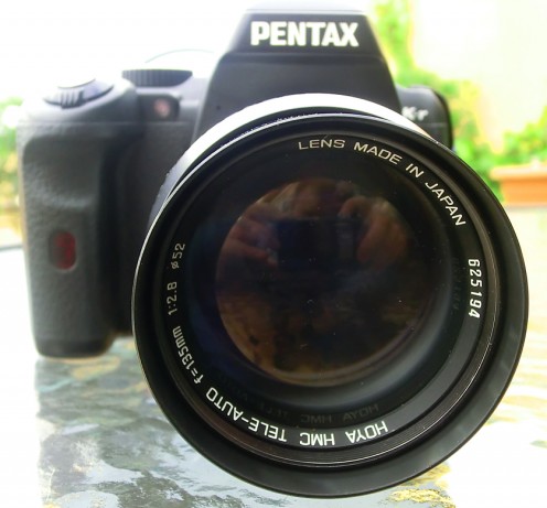 Front view of Pentax k-r mounting a fully manual Hoya HMC Tele-Auto 135mm f2.8