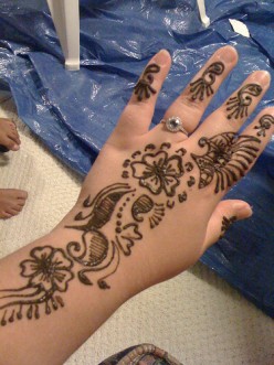 Learn How to Use Arabic Henna for Body Art