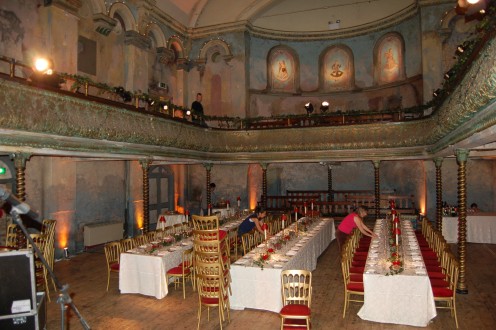 A layout similar to those used by the early music halls, tables arranged on the main floor and a stage for the entertainment. 