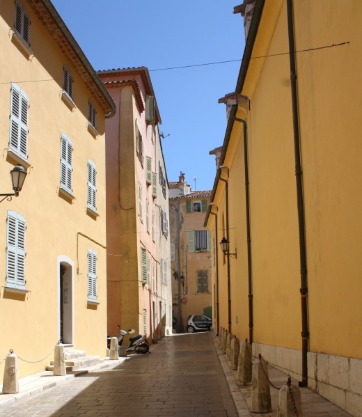 Sunlight in an allee in St. Tropez