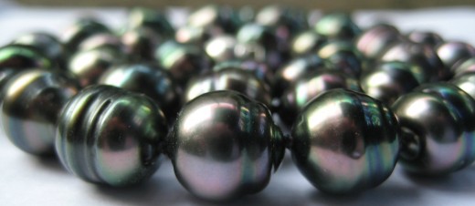 A necklace of baroque peacock Tahitian pearls. The lustre and colour on these are wonderful, and the surface smooth with a few pits. They are approximately 9 to 10mm in size. (c) A Jones 2012