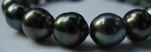 This bracelet is made of small very dark Tahitian pearls, which are baroque in shape, very smooth, and have a high luster but limited overtones. (c) A Jones 2012