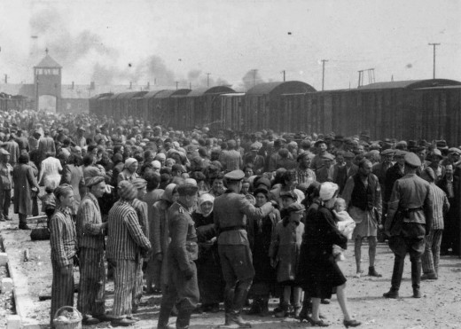 a train with jewish people came to camp in Aushwits