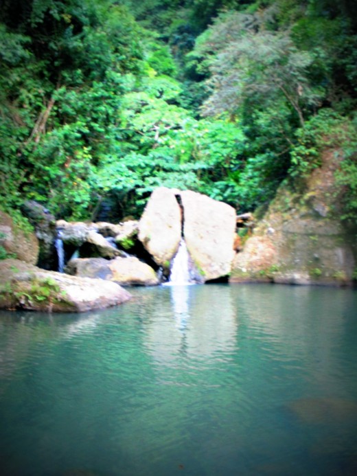 The photo could tell you why it is called âBiak na Batoâ falls (split rock).