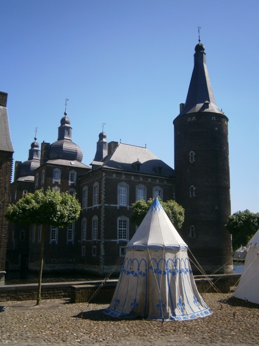 Main keep seen from the fore-courtyard.