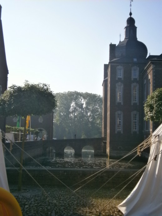 View of the bridge connecting keep and main courtyard from the fore-courtyard.