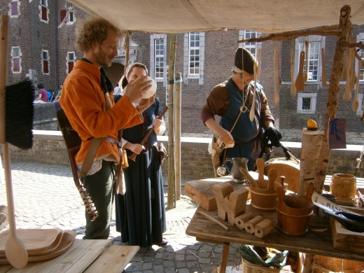 Musicians at Kolje's Spoon Shop. Main courtyard. 
