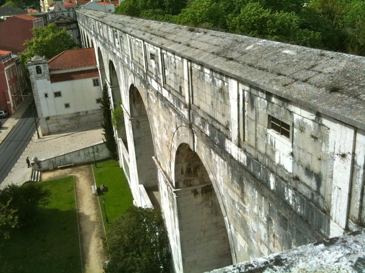 Touring the aqueduct in Lisboa!