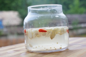 Dấm ớt tỏi - pickle garlic,  dấm: vinegar, ớt: chilli, tỏi: garlic  