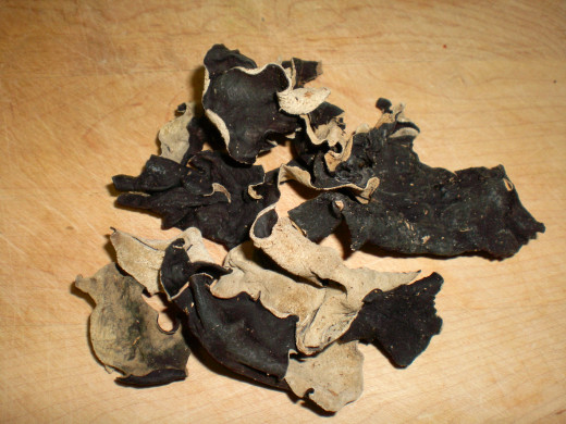 Dried "Wood Ear" mushrooms (mù’ěr, 木耳) 