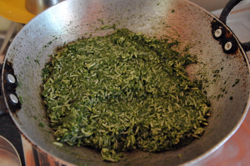 Mix the first part of the rice into the spinach paste prepared.