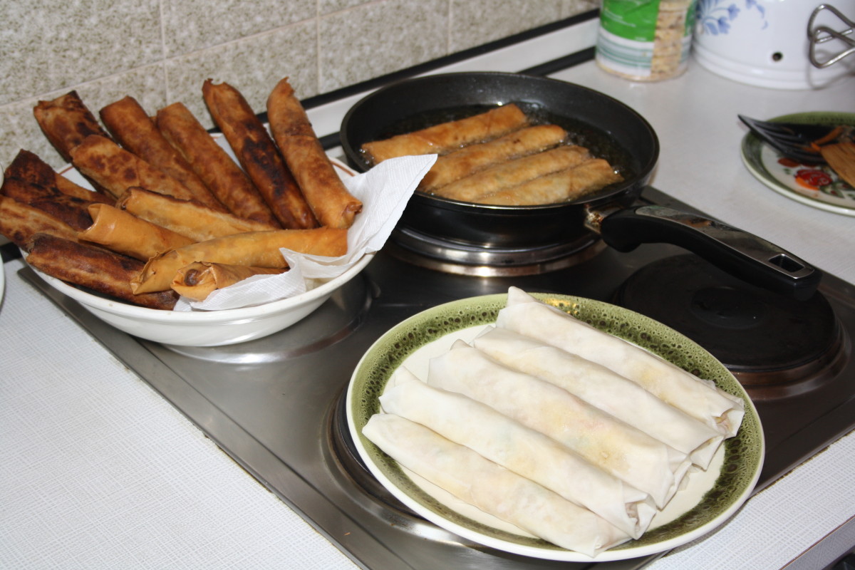 Let Pedia´s Spring Rolls stand on a deep plate with kitchen paper to catch the excess oil.