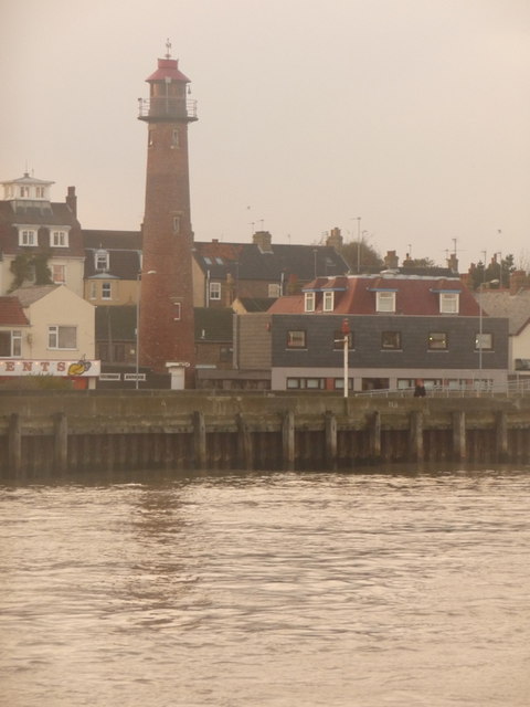 Gorleston-on-Sea: the lighthouse across the Yare 