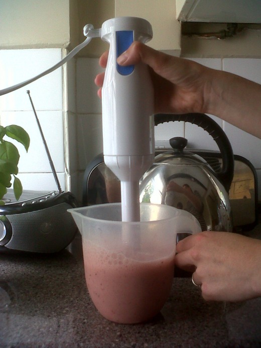 A handblender and measuring jug is all that is needed to make a smoothie!