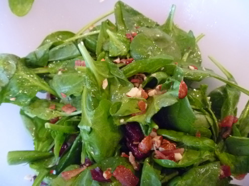 Simple and delicious: spinach salad with a homemade vinaigrette.