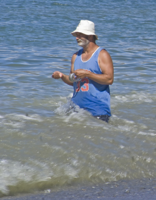 Costa Ricans frequently fish with only a reel.  This includes commercial fishermen who go out in small boats to catch red snapper and dorado. 