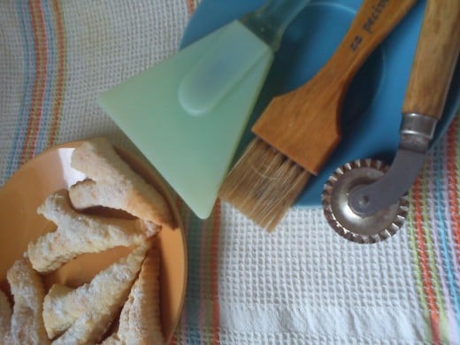 Making cookies requires special tools. The zig-zag wheel cutter, pastry brush and bowl scraper are essentials. 