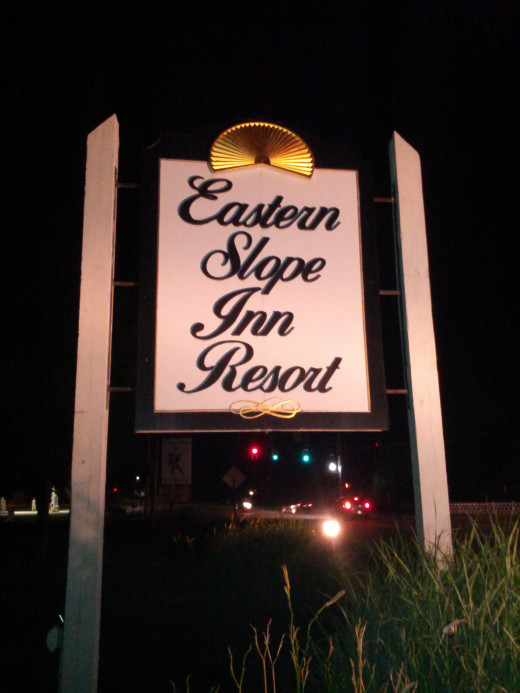 The Eastern Slope Inn Resort Sing at night.