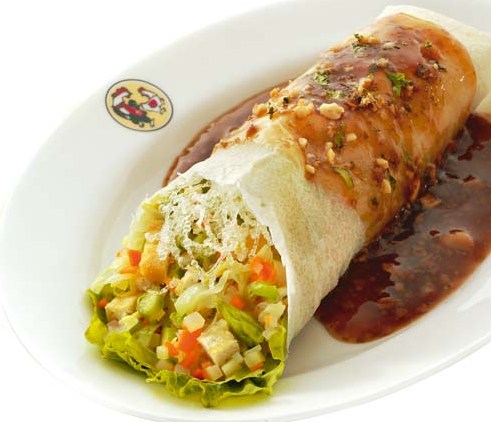 Lumpiayng Sariwa with sauce, nicely served with rice