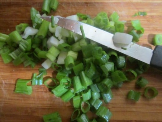 Chop up green onions.