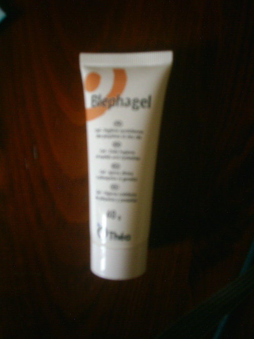 Gel to cleanse eyes