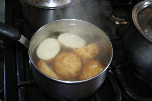 Pour boiling water (from the kettle) over the potatoes and bring the pot to the boil again.