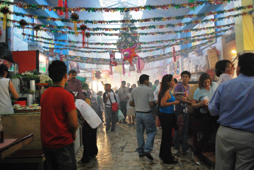 People buying food in 20 de Noviembre.