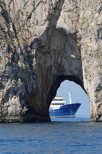 The big hole in the rocks draw the viewer's attention to the ship